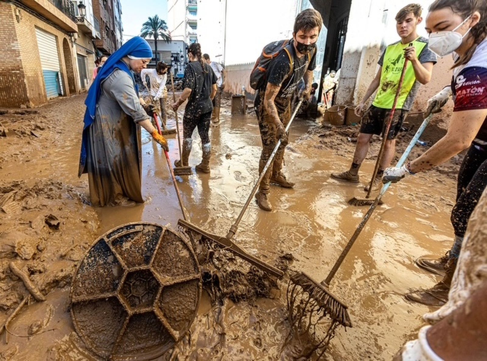 Voluntarios limpian los efectos de la dana