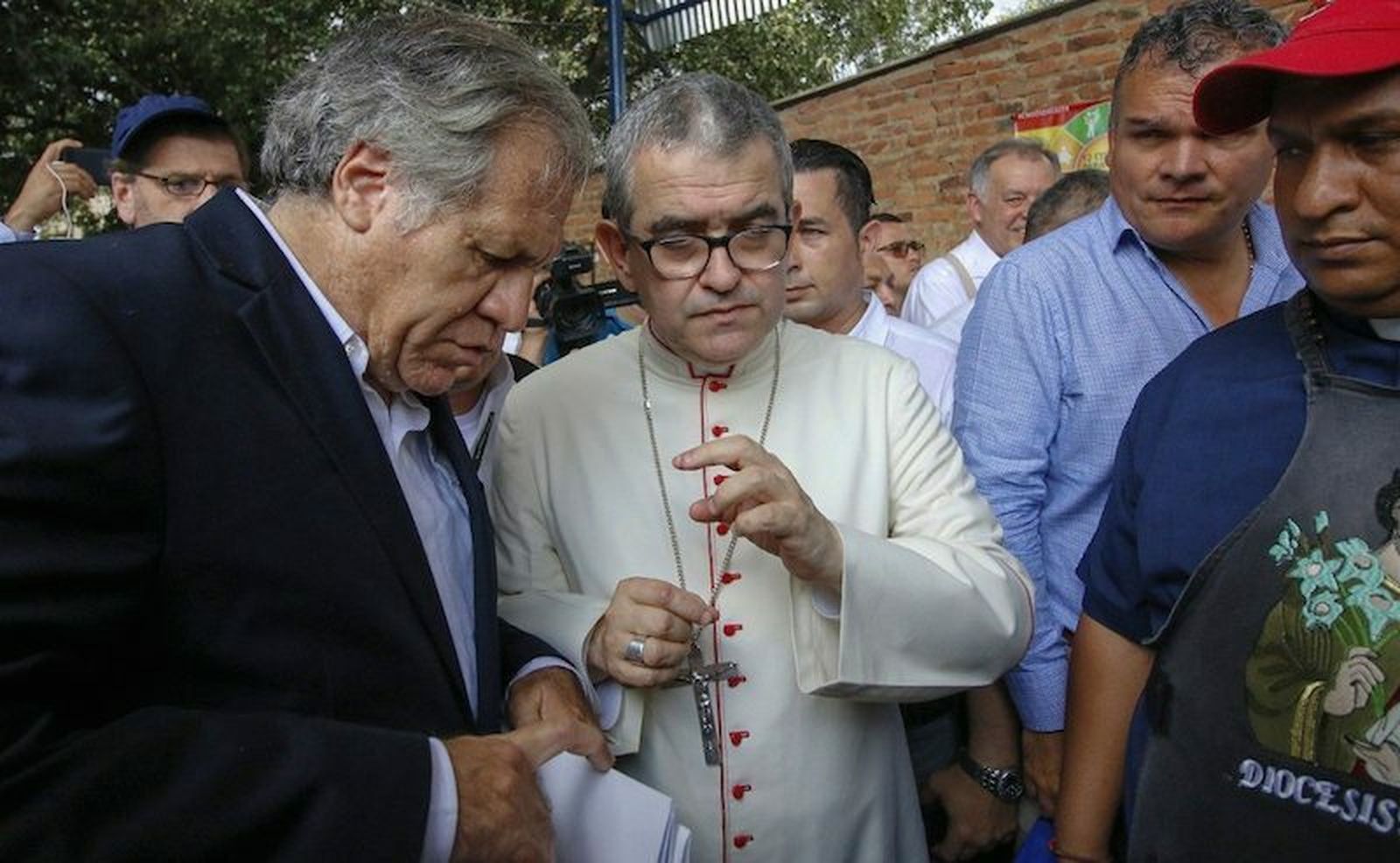 Monseñor Víctor Ochoa Cadavid (c), obispo de Cúcuta, en la frontera colombo-venezolana
