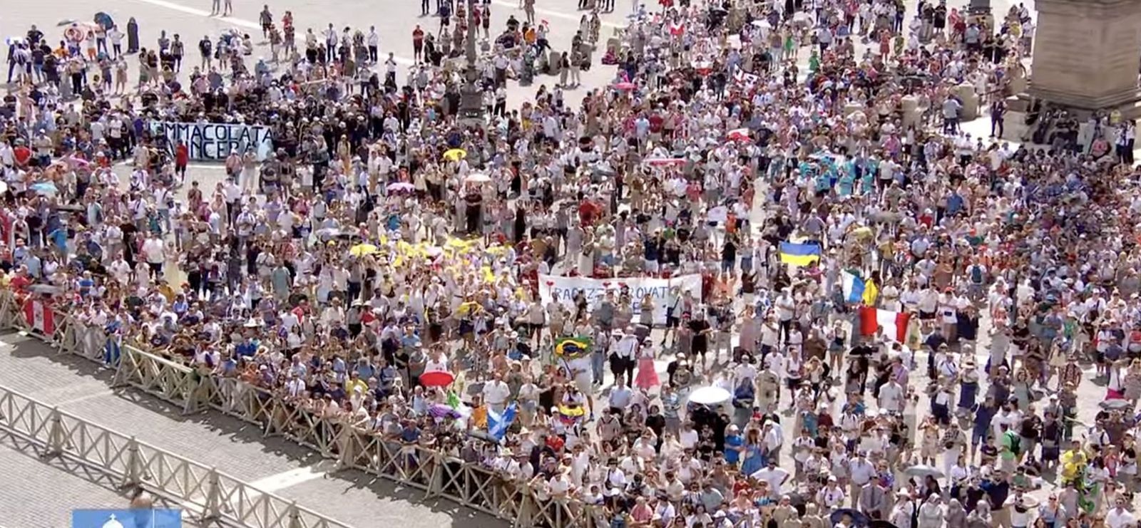 Fieles en la plaza de San Pedro
