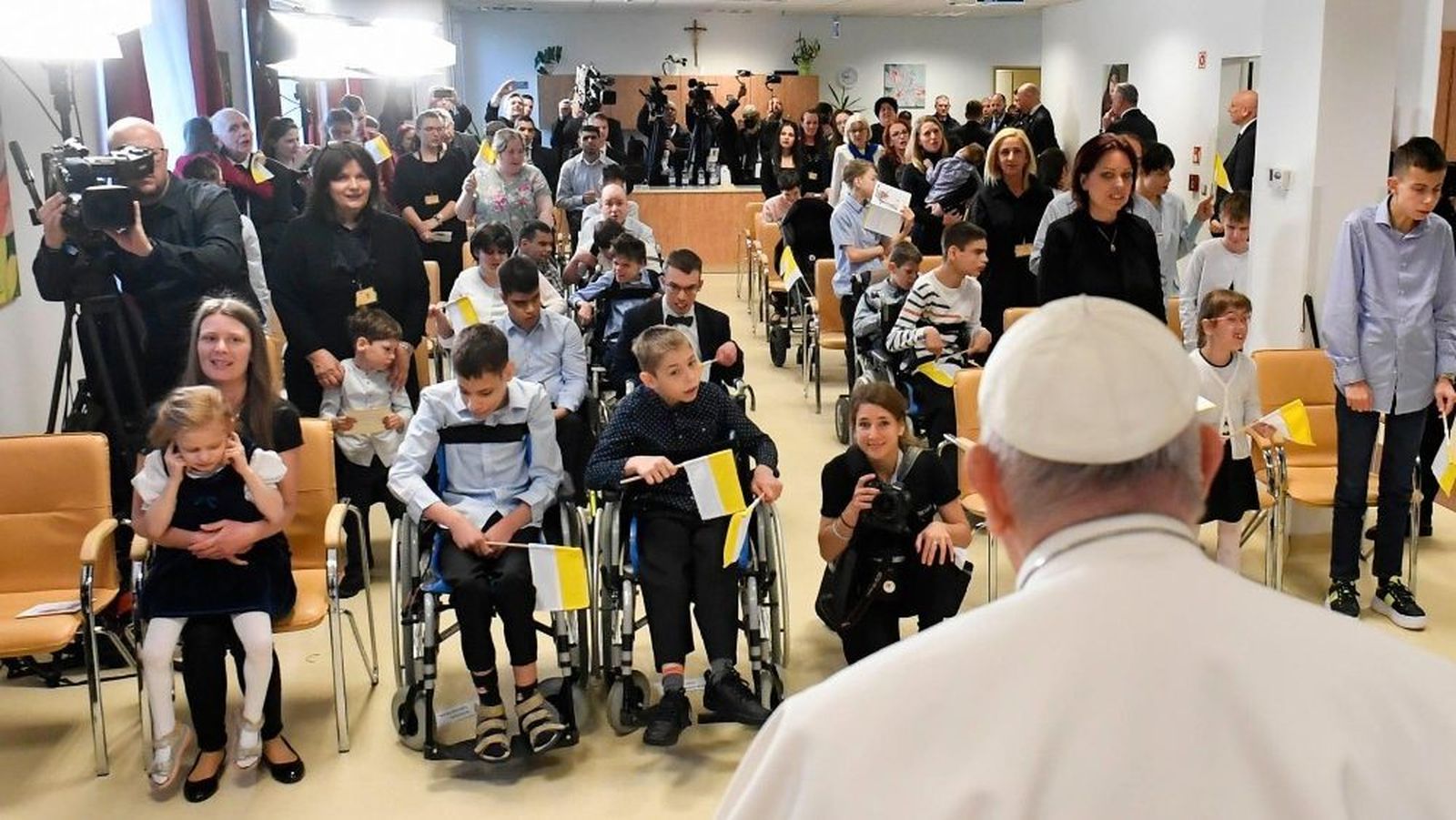 "Gracias por sus cantos, por sus gestos, por sus ojos": el 'Papa de los niños' abraza a los niños de la 'Madre Teresa de Hungría'