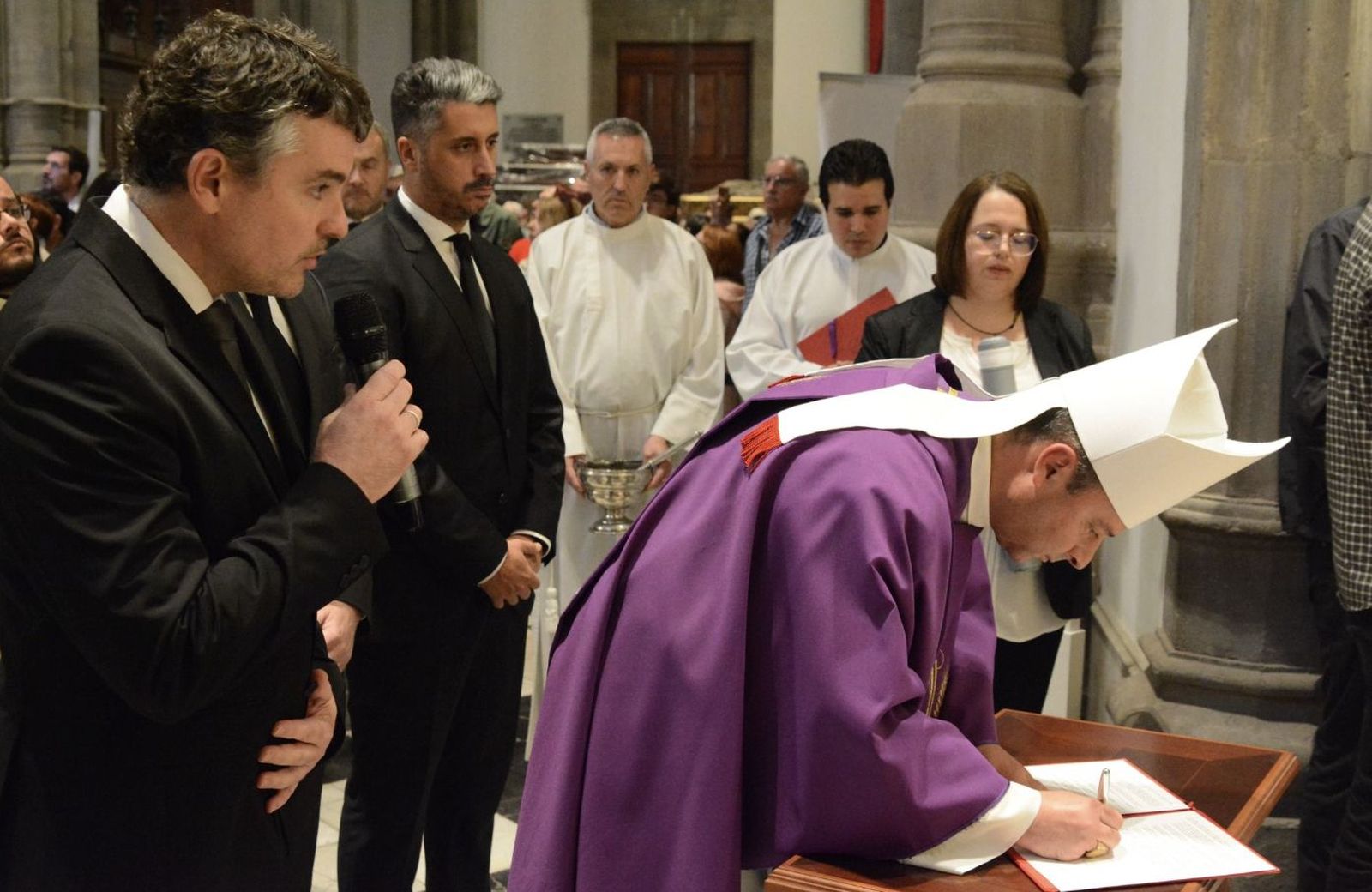 Firman en el libro de condolencias