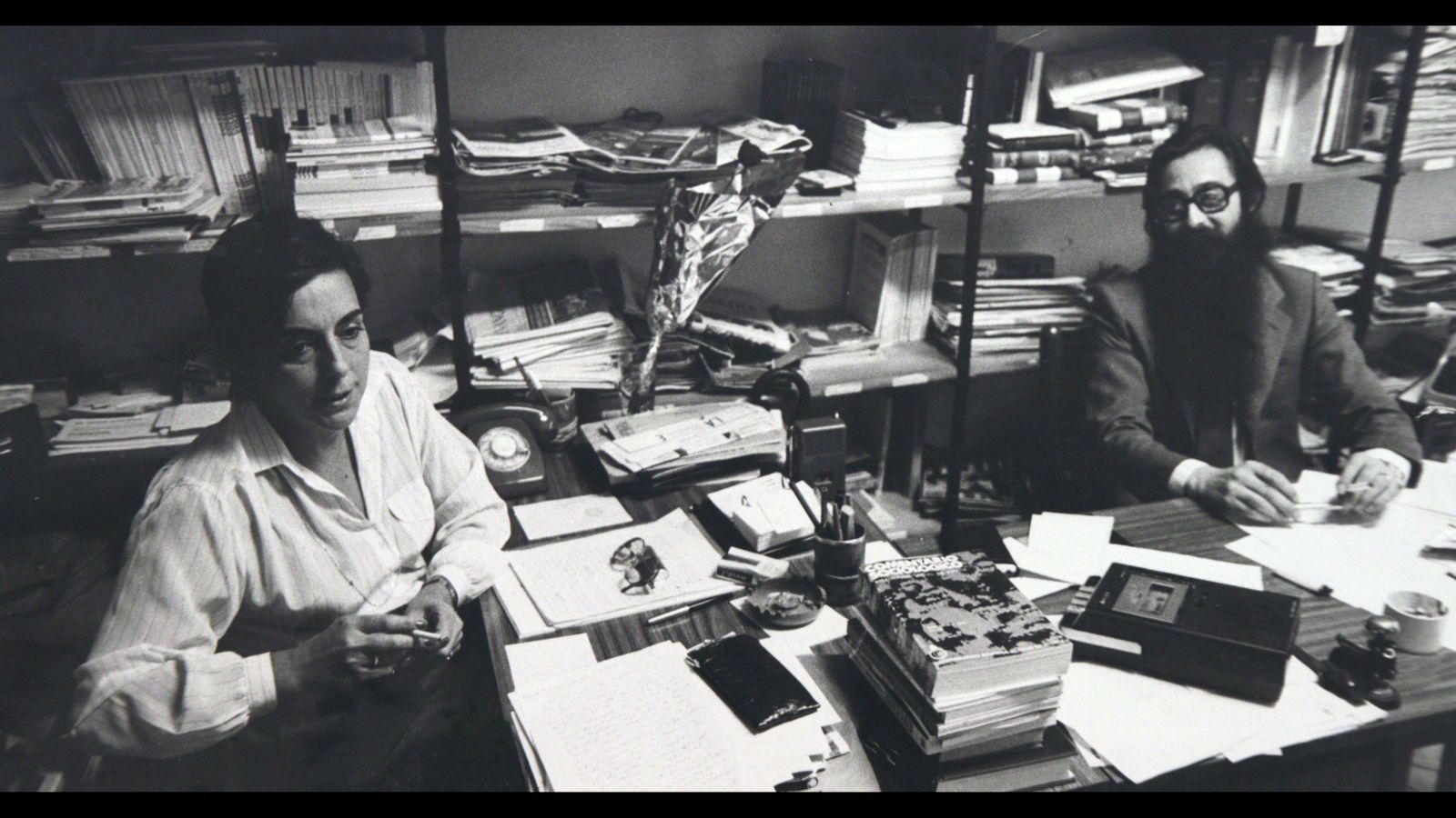 Roser Bofill, en los años setenta, en la redacción de 'El Ciervo'