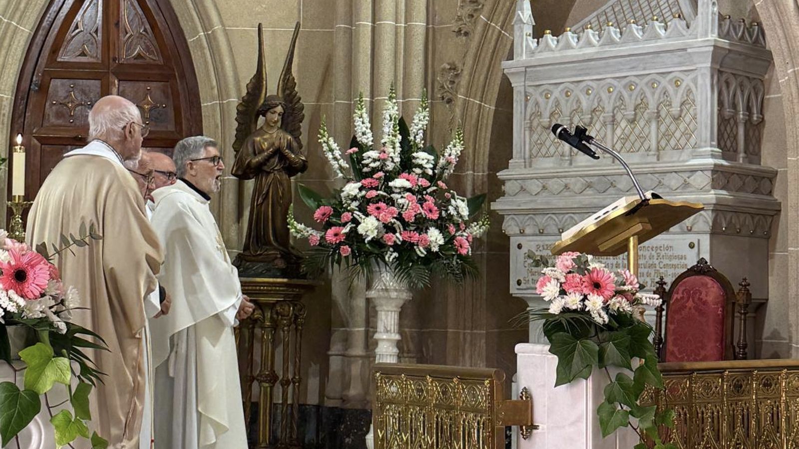 Celebrantes ante la tumba de Madre Francisca