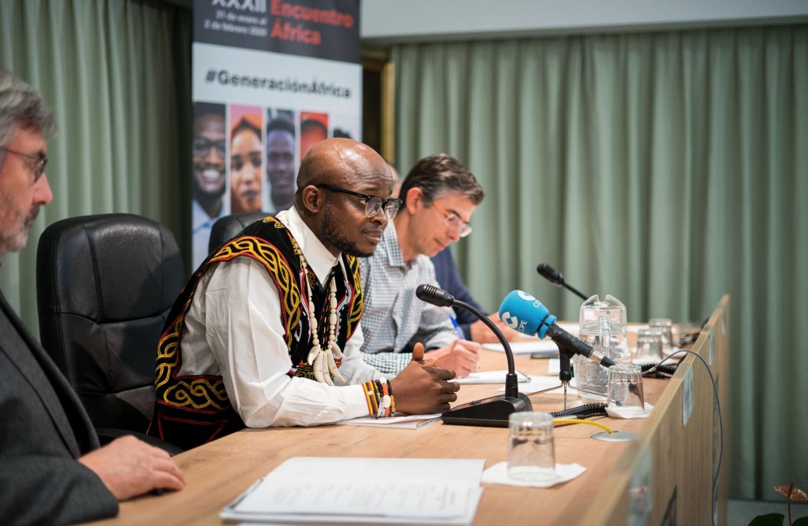 El camerunés, en la sede de Mundo Negro, en Madrid