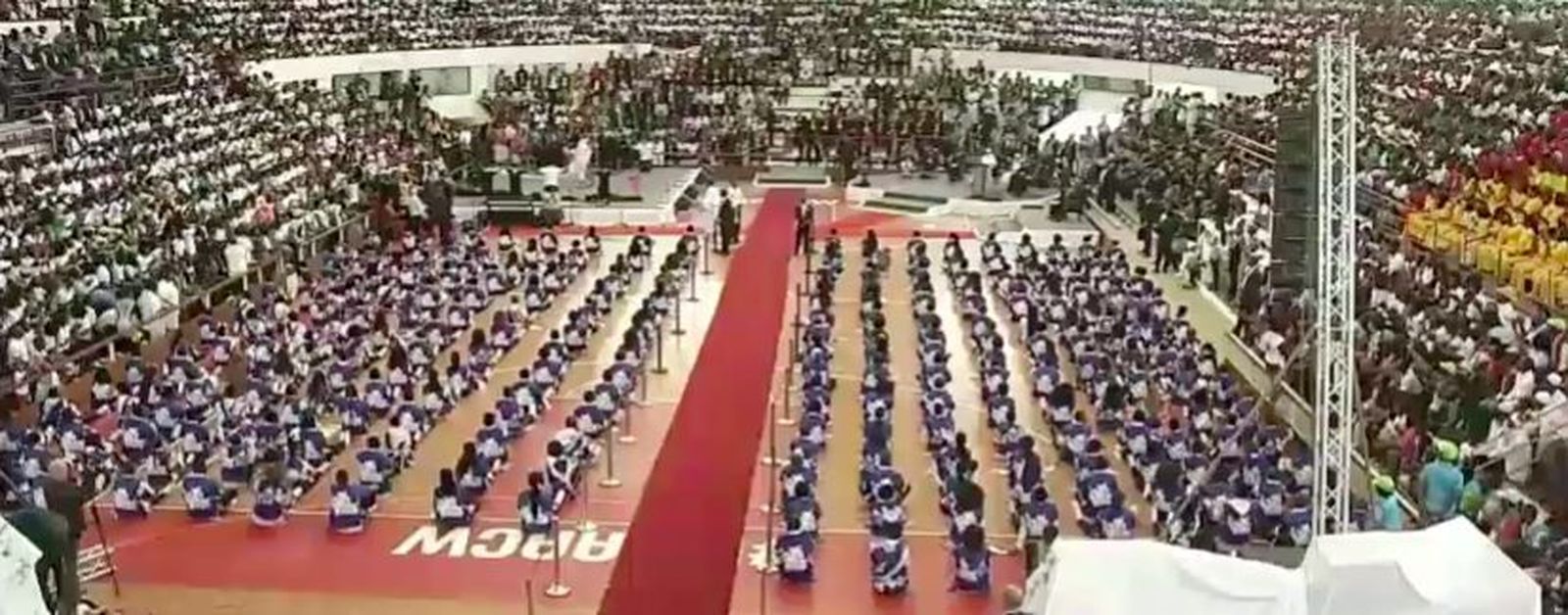 Miles de jóvenes de todo Mozambique, con el Papa