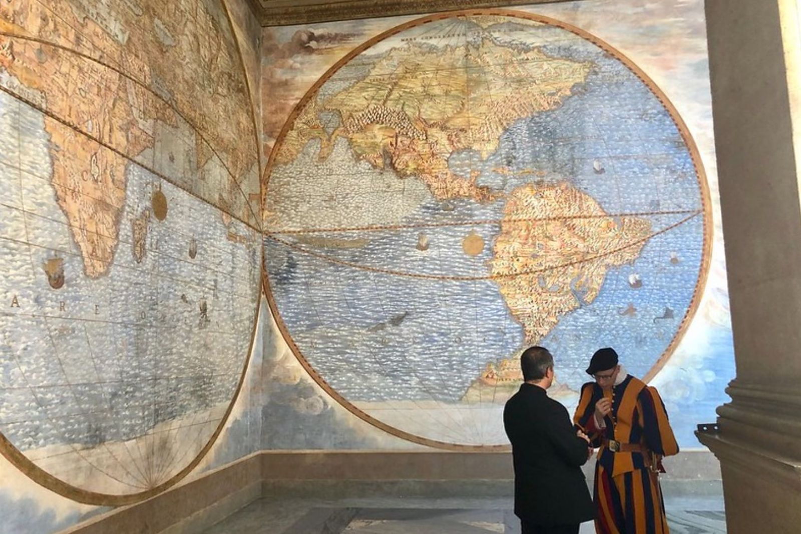 El Padre Ruiz y un guardia suizo en la logia de los mapas