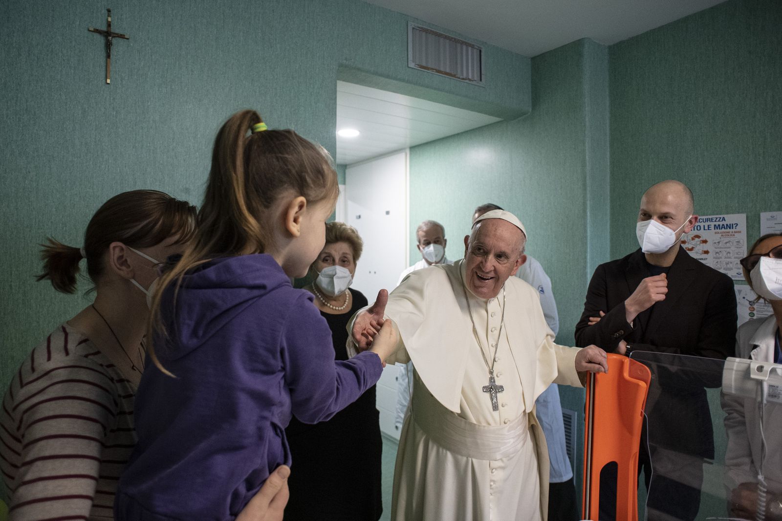 El Papa visita a los niños ucranianos