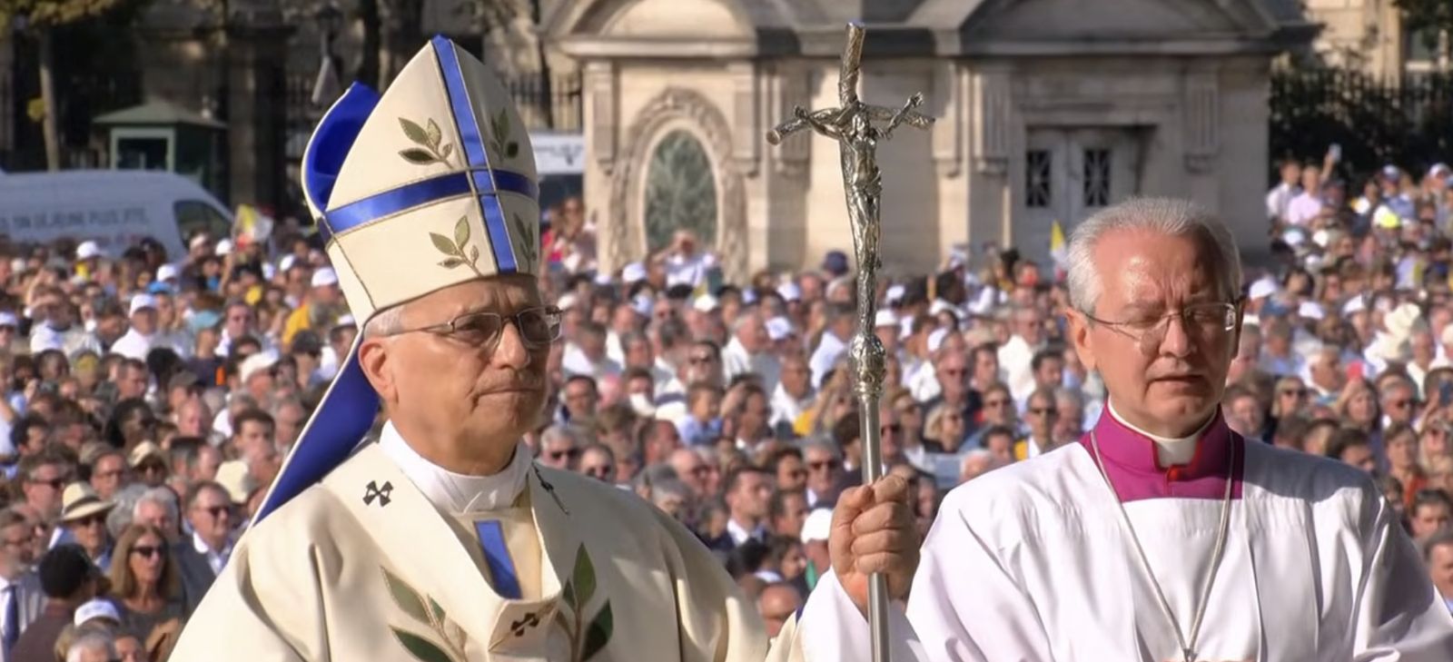 El Papa reza la Salve en París