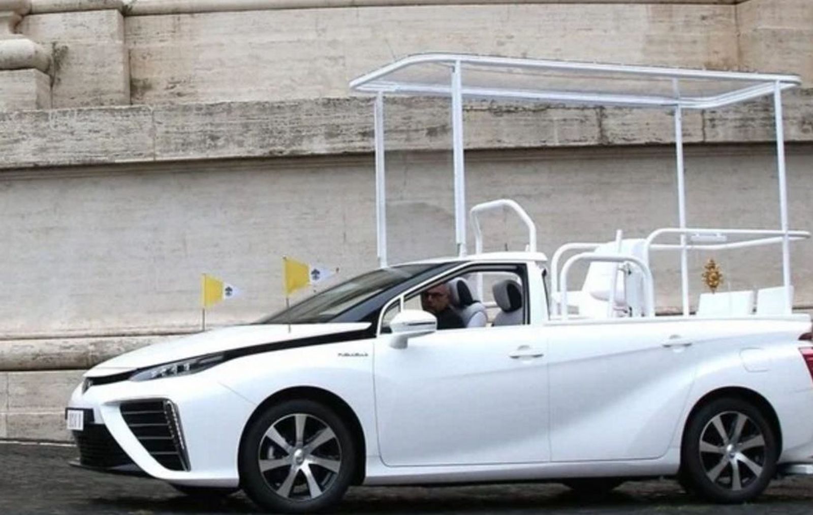 Nuevo papamóvil para Francisco