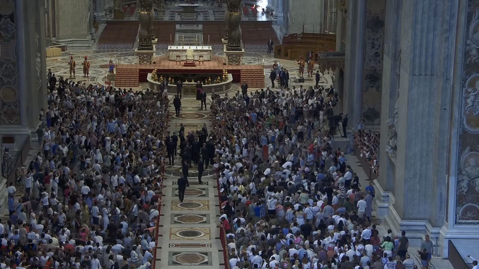 Llegada del Papa a la audiencia general en la basílica de San Pedro