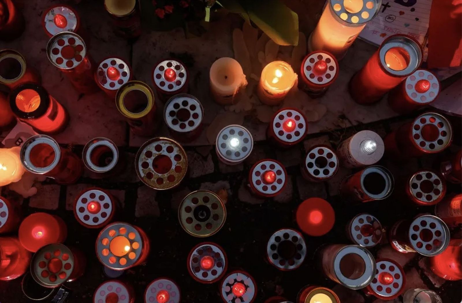 Velas a la entrada del Gemelli