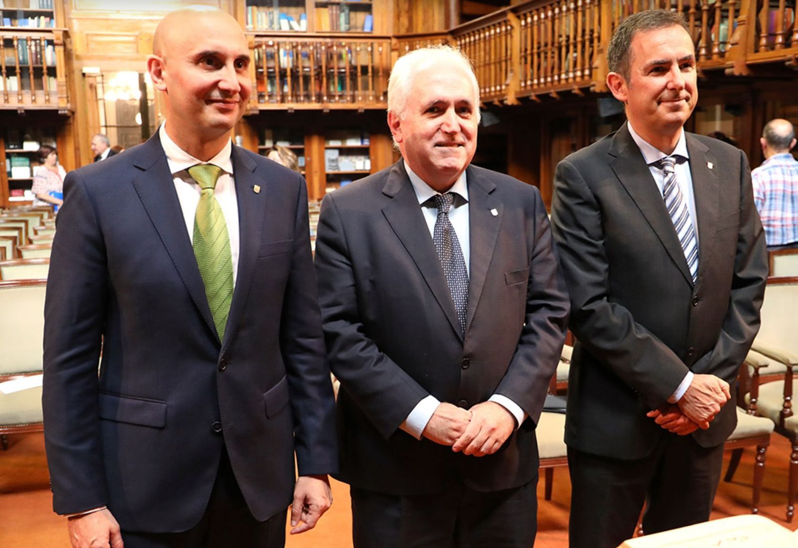 El Rector de Deusto (en el medio) y los dos nuevos decanos