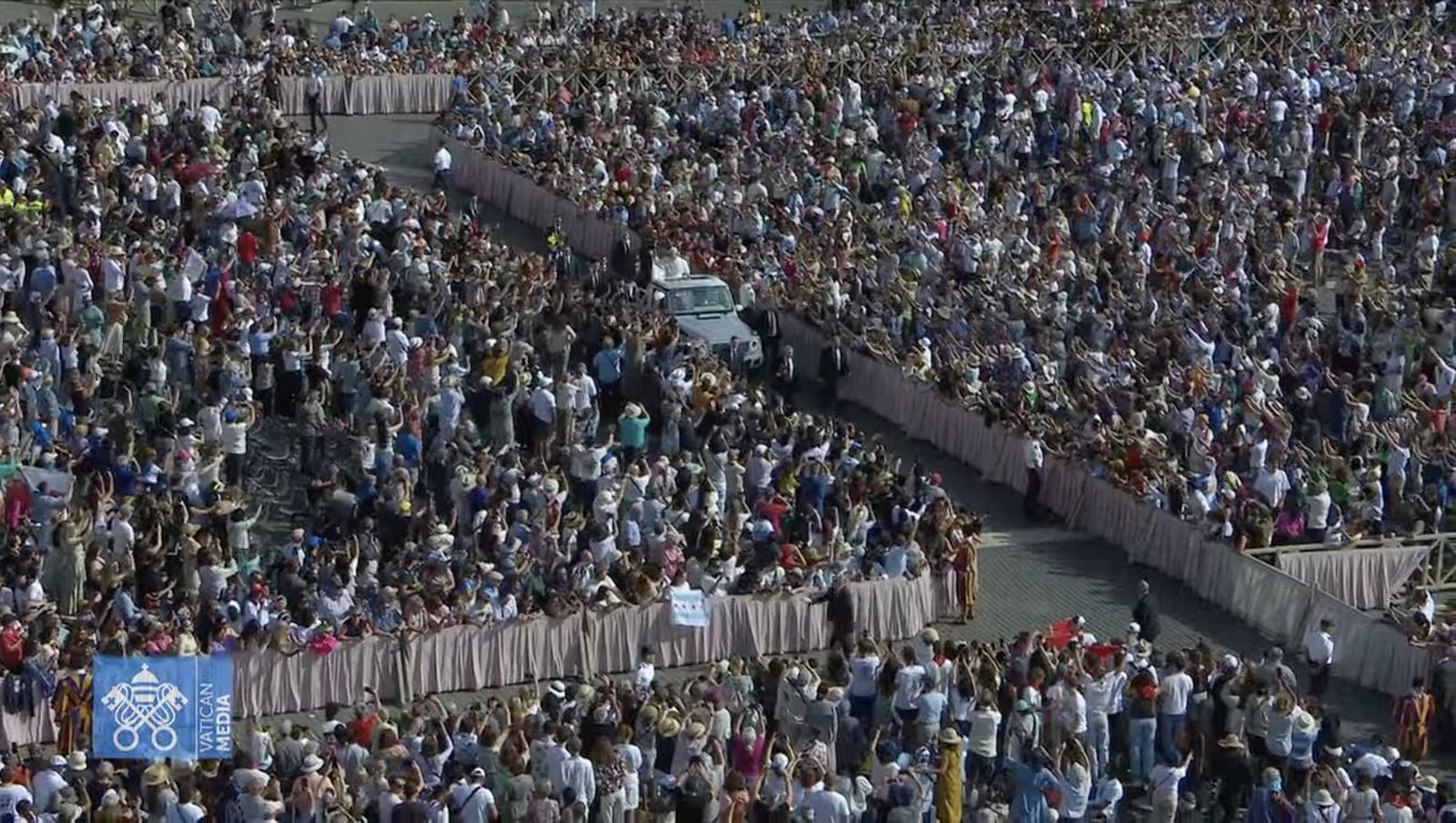 El papamóvil recorre la plaza de San Pedro durante la audiencia