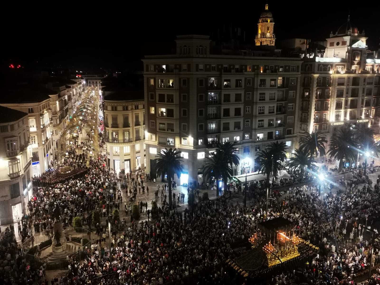 La procesión magna resucita la pasión en Málaga: diez mil cofrades recorren durante horas las calles de la ciudad