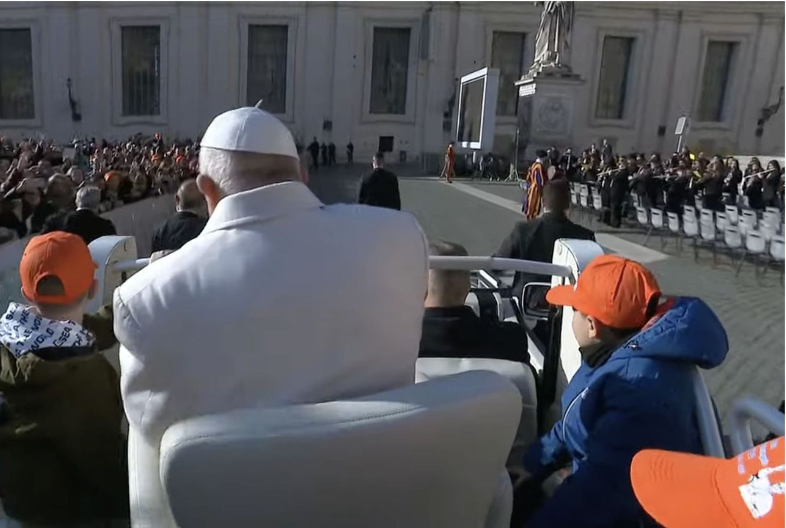 El Papa, con niños durante su recorrido en el papamóvil
