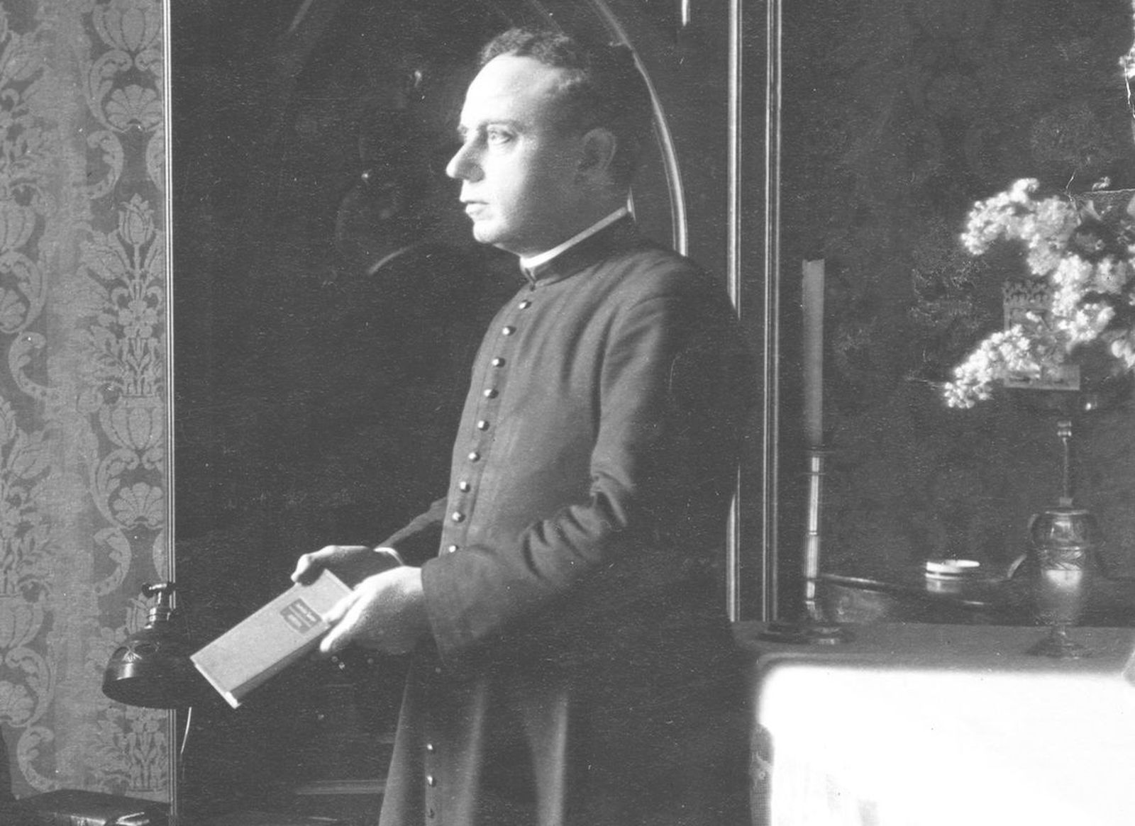 Pedro Poveda, con los Estatutos