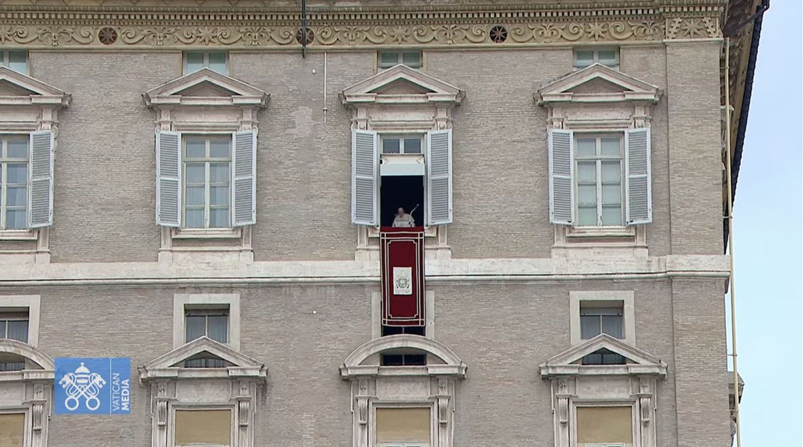 Francisco se asoma al balcón del Palacio Apostólico