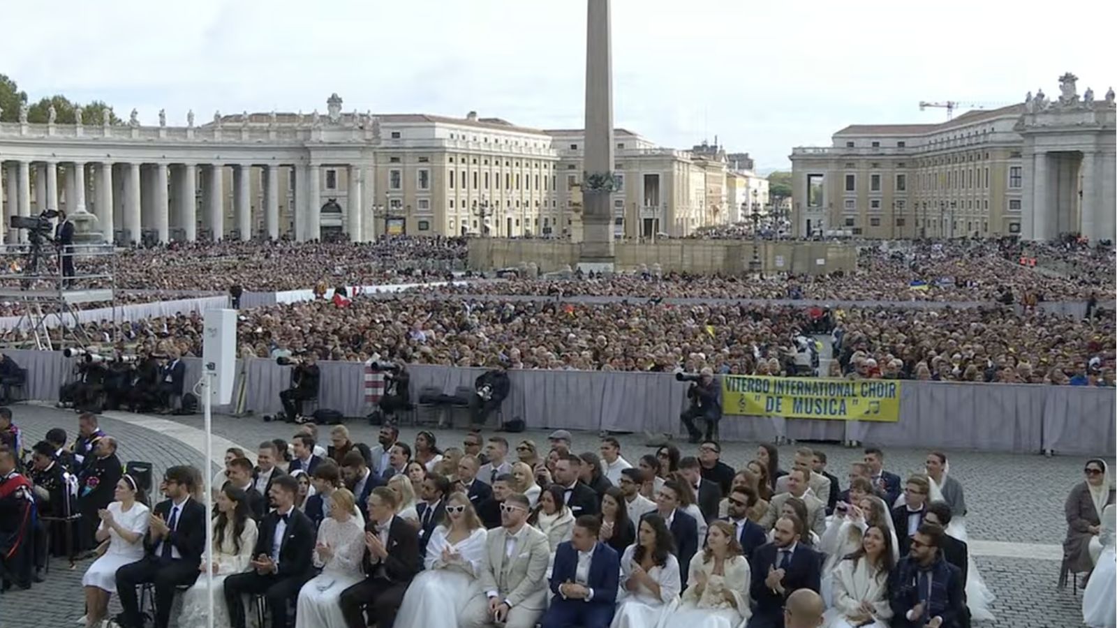 Parejas de recién casados escuchan al Papa durante la audiencia general