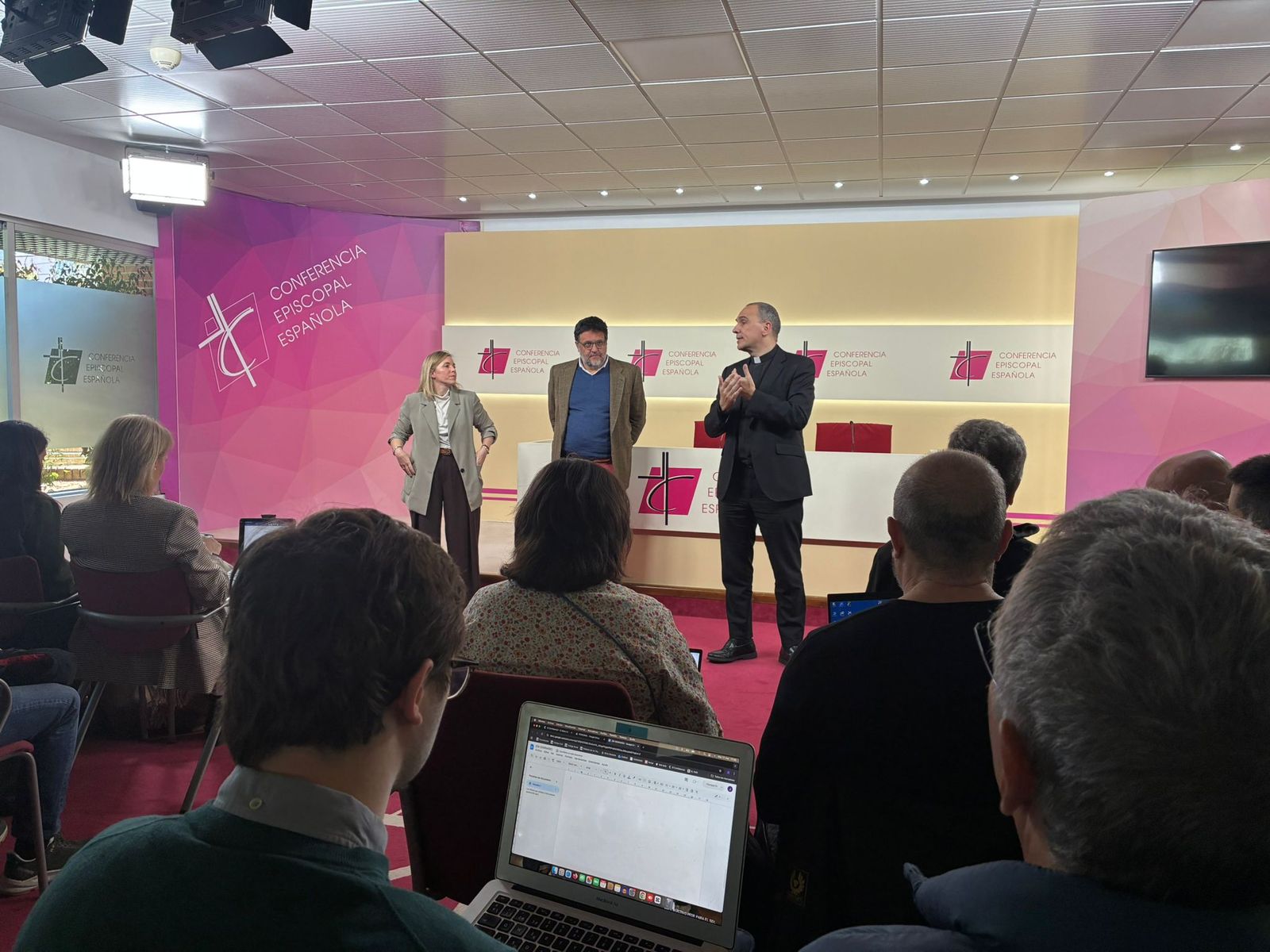 Briefing en la Conferencia Episcopal