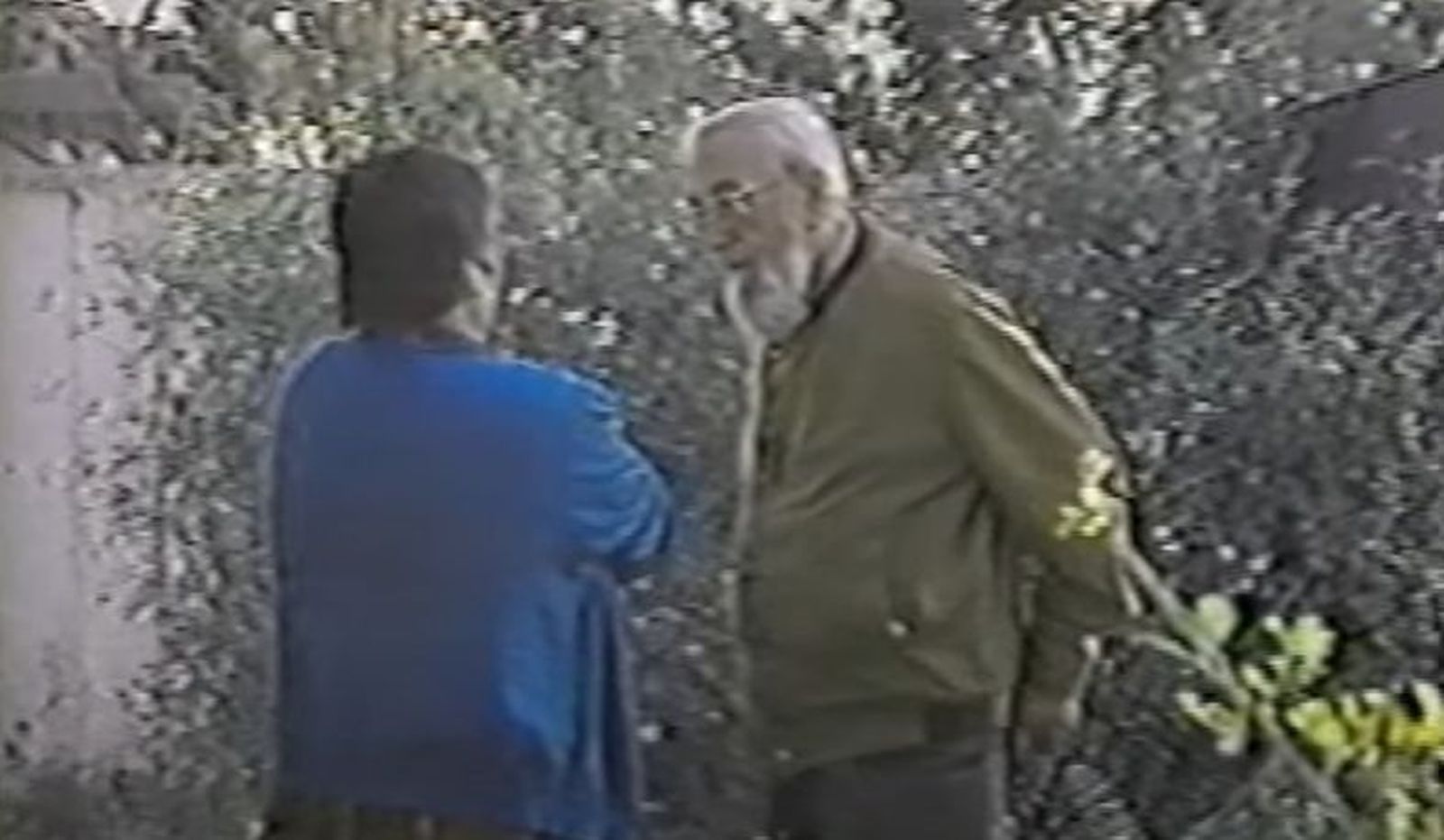 Esteban Gumucio conversando con una pobladora