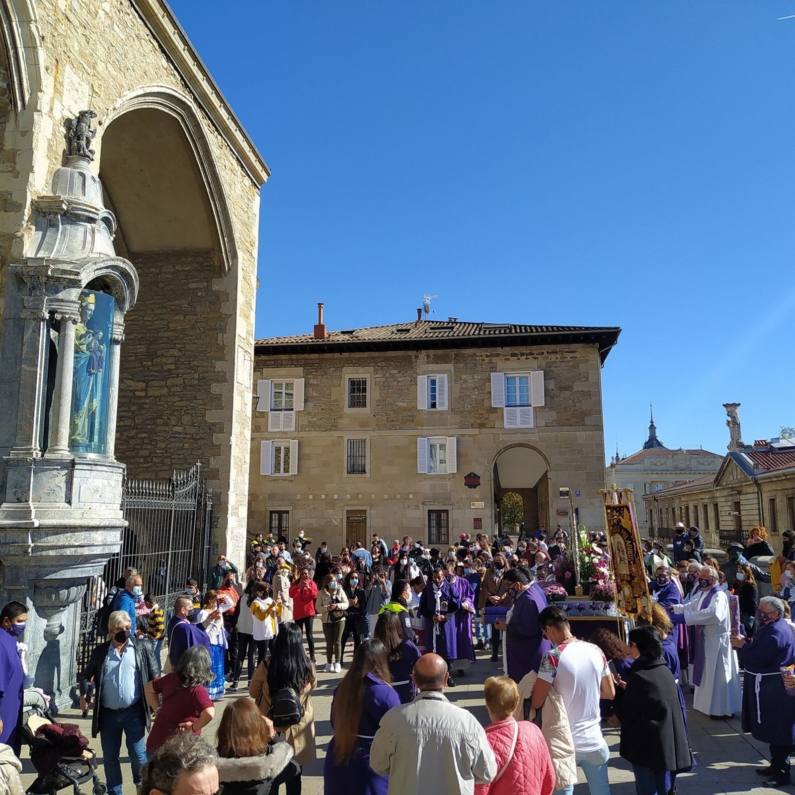 El Señor de los Milagros al encuentro de la Virgen Blanca de Vitoria