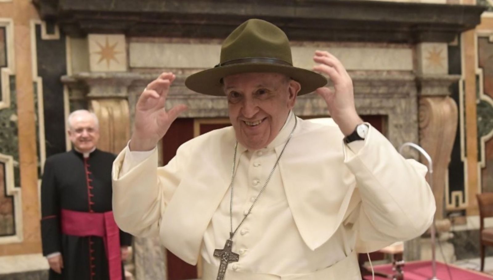 El Papa, con sombrero scout