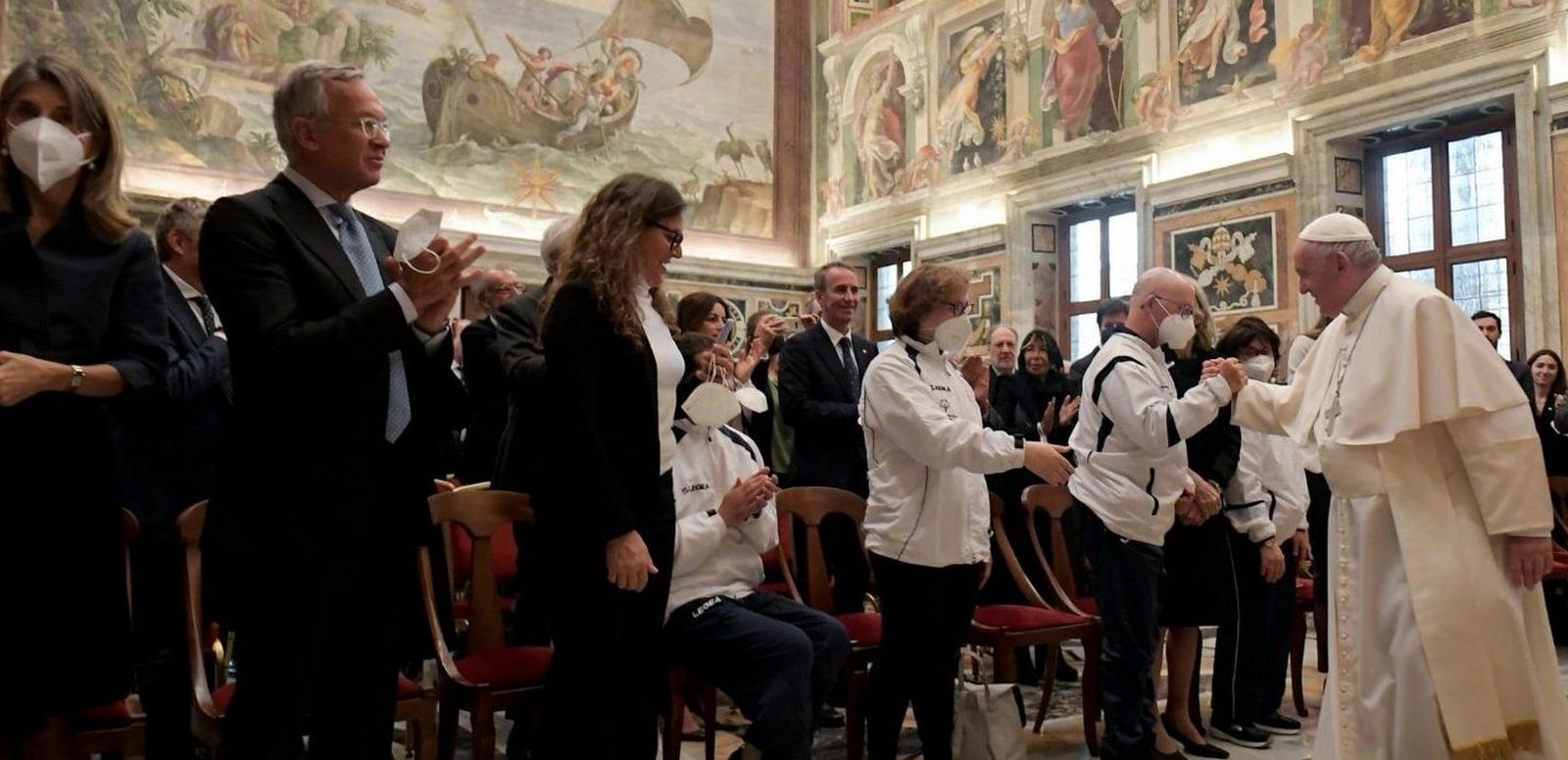 El Papa y el círculo de canotaje