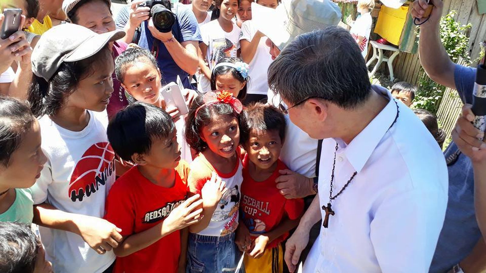 Tagle, con niños de Marawi