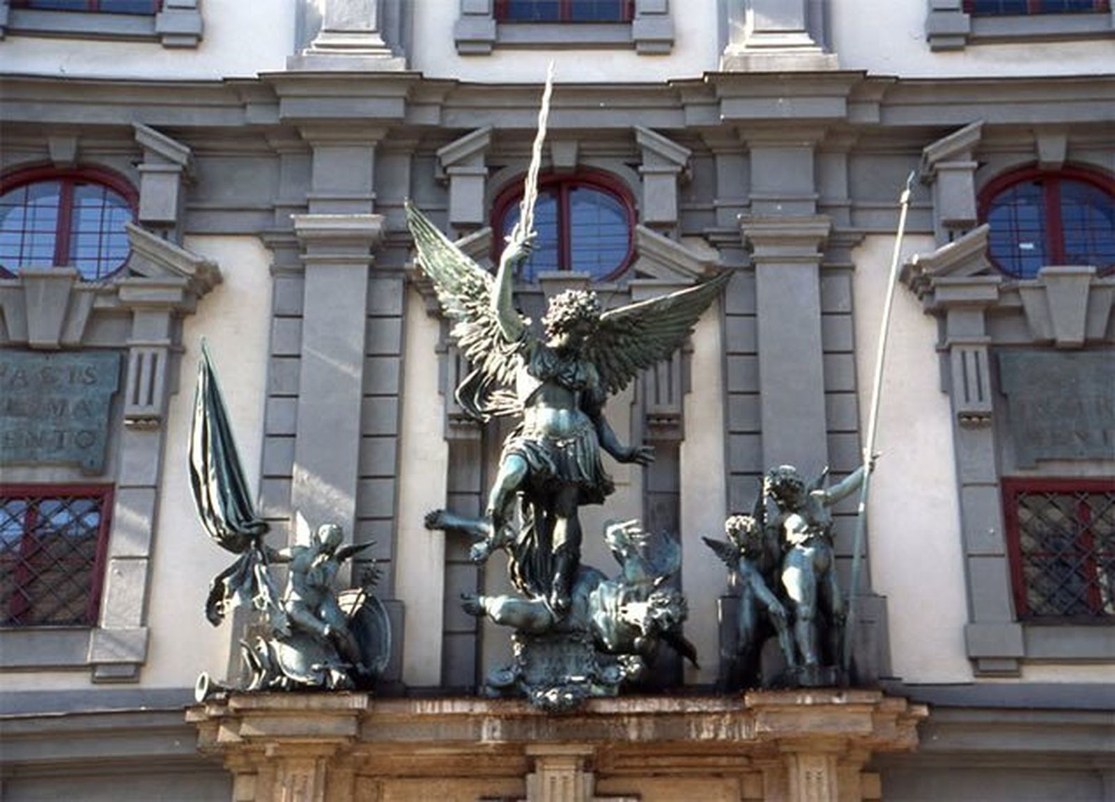 San Miguel y el diablo