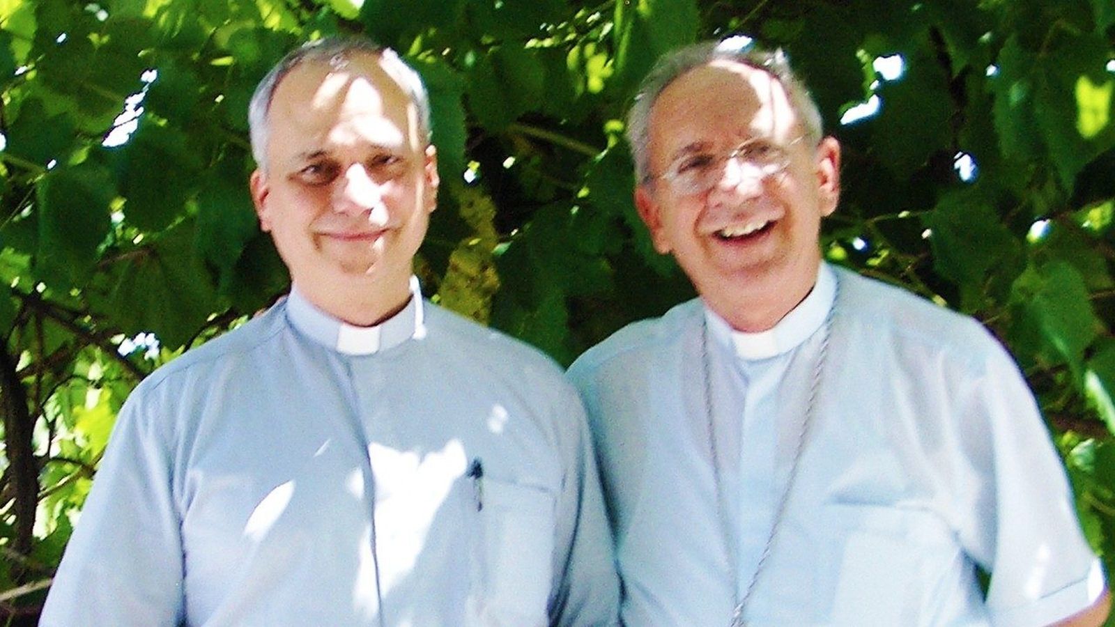 Robert Prevost y monseñor Aranguren en la diócesis de Holguín, Cuba (2008)