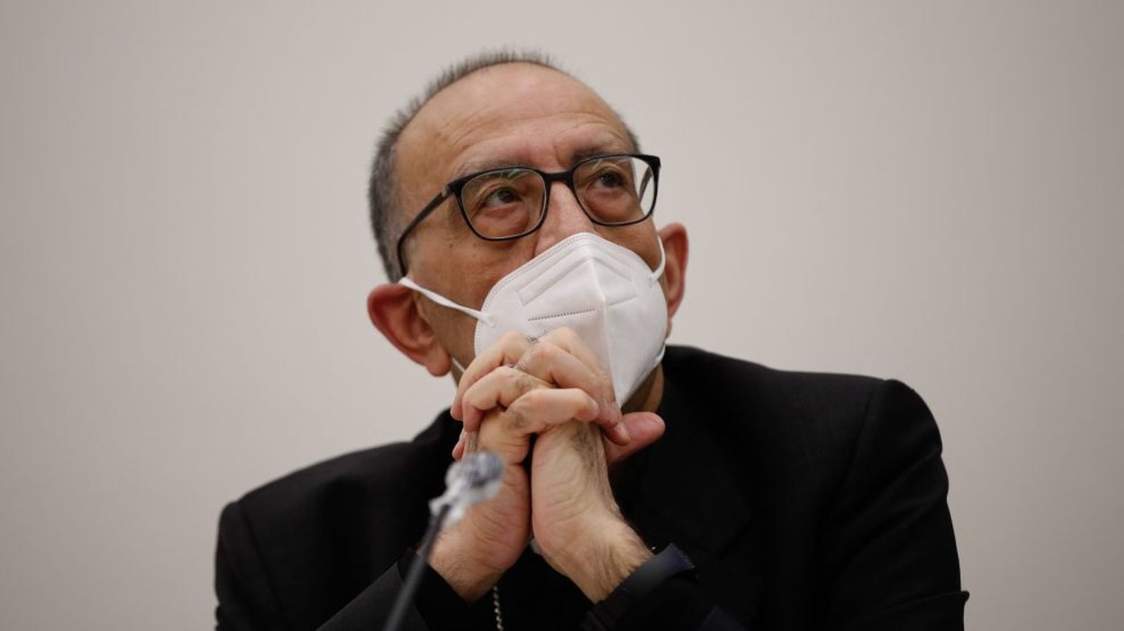 El cardenal Omella, con mascarilla