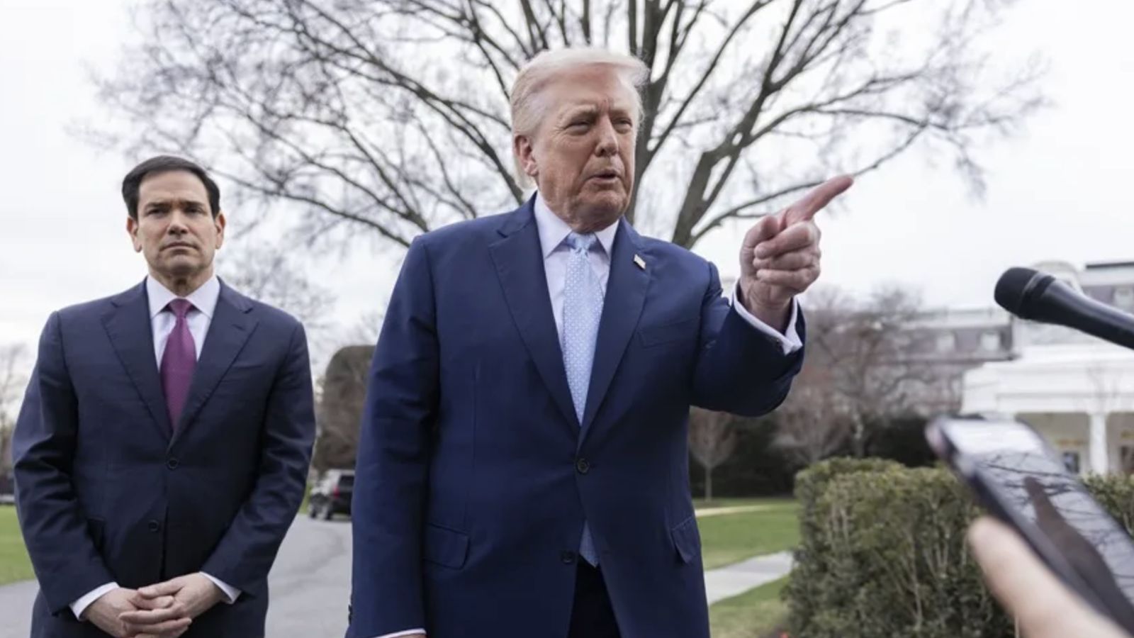 Trump, junto a Marco Rubio, en los jardines de la Casa Blanca