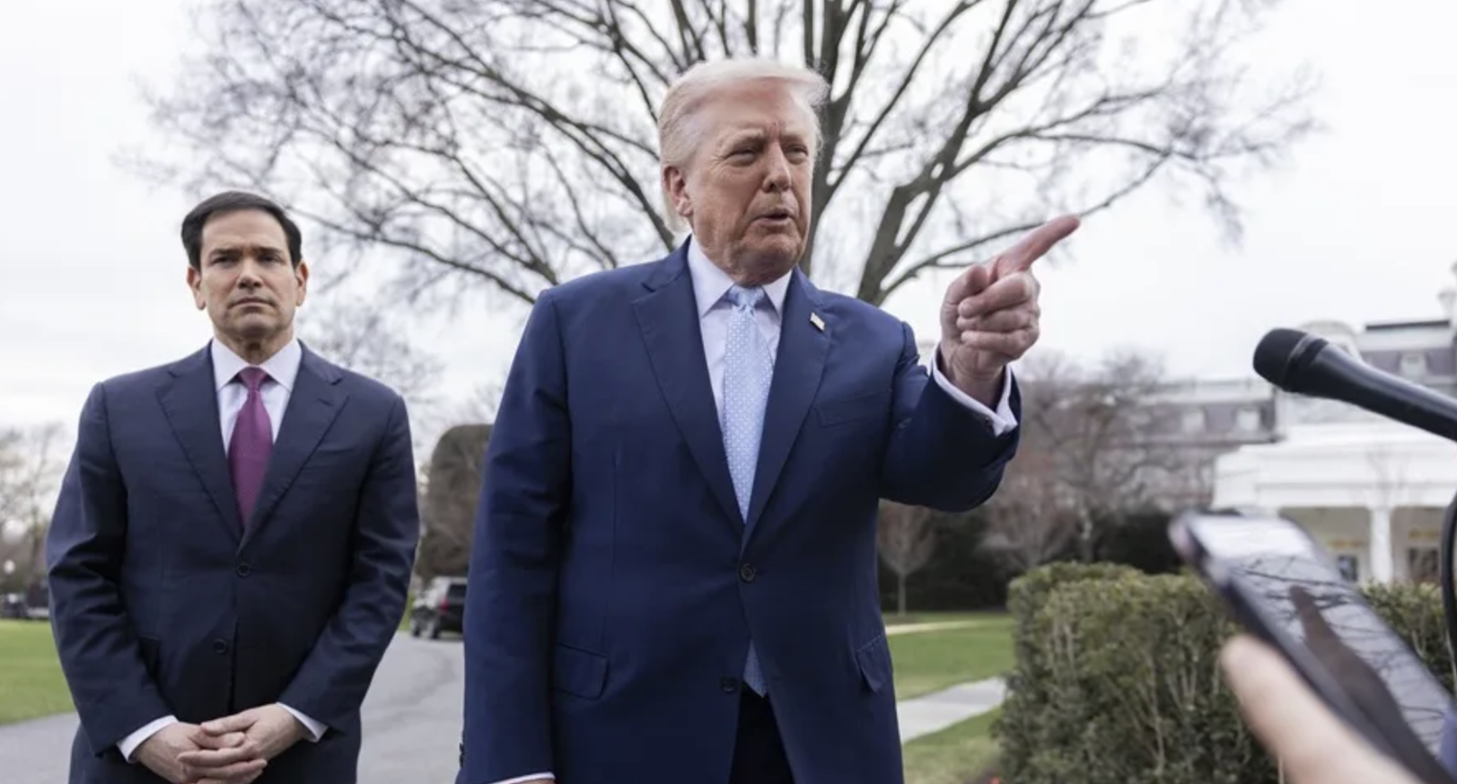 Trump, junto a Marco Rubio, en los jardines de la Casa Blanca