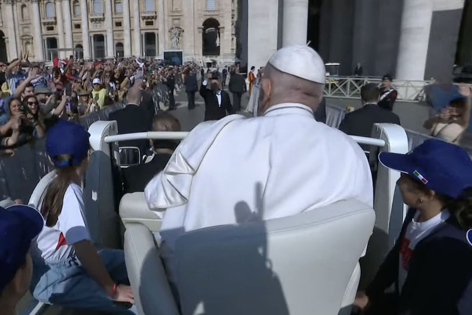 El Papa, en el papamóvil con varios niños, durante el recorrido por la plaza
