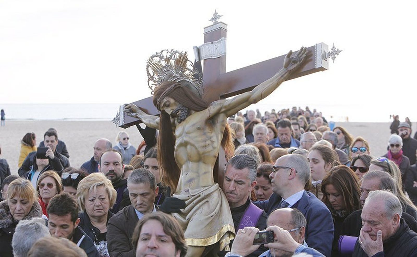 Cristo del Salvador,  junto al mar.
