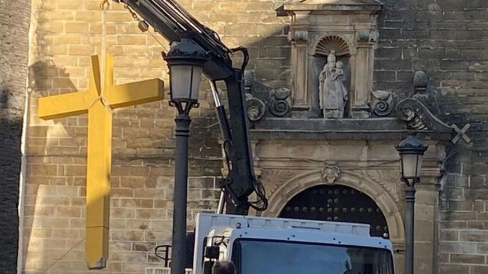 Retirada de la cruz del Llanito de las Descalzas