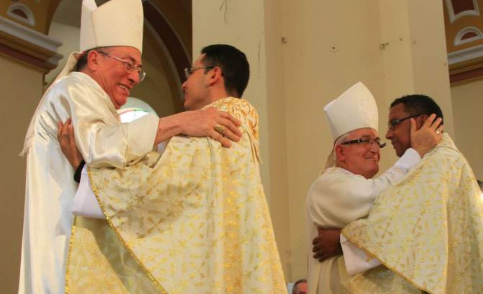 Obispos abrazan a sacerdotes