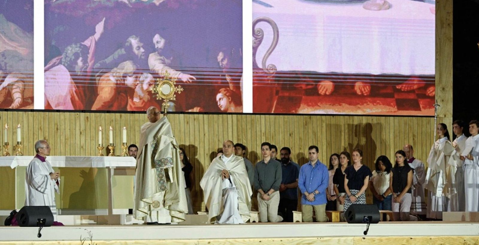 El Papa, bendiciendo con la custodia