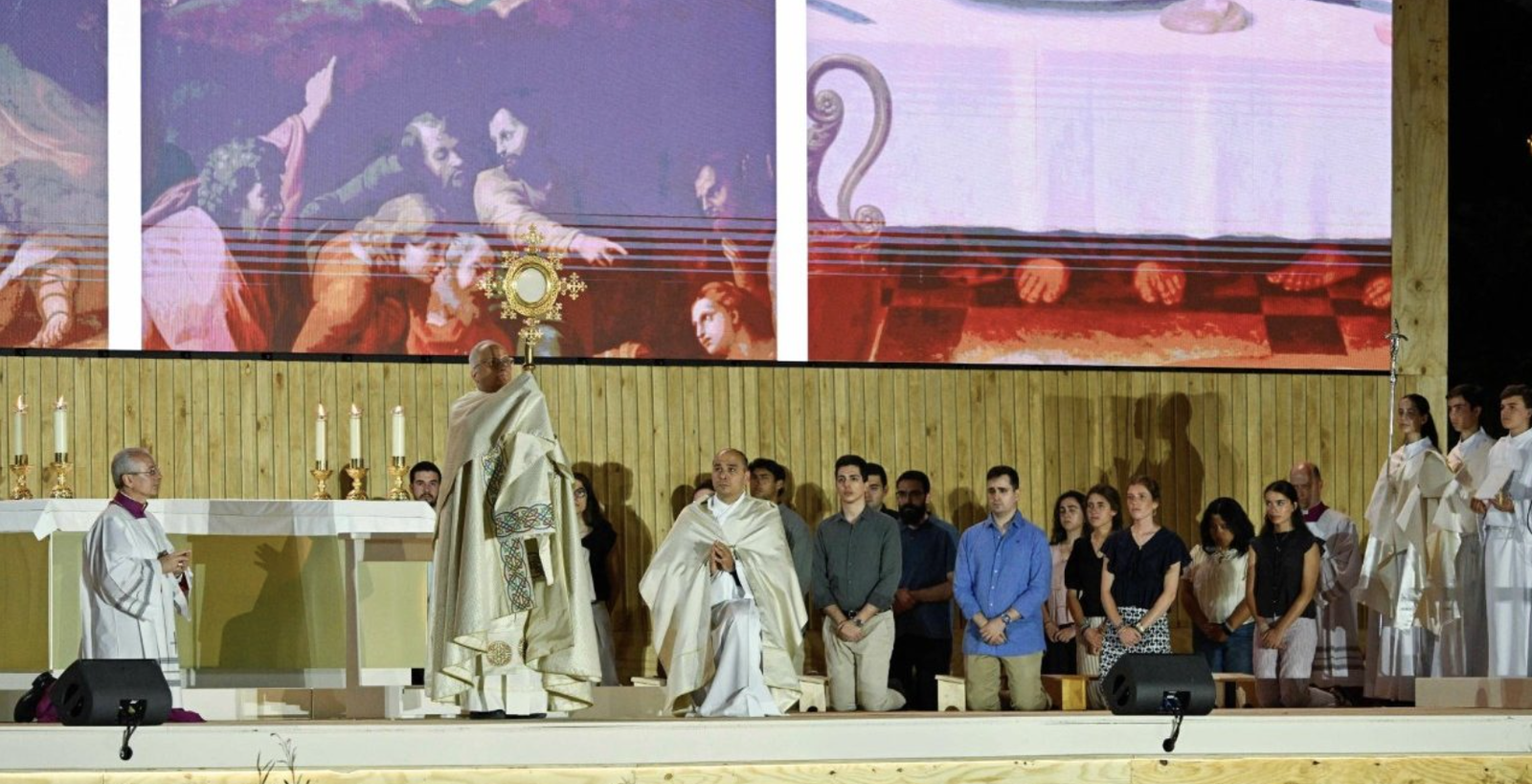 El Papa, bendiciendo con la custodia