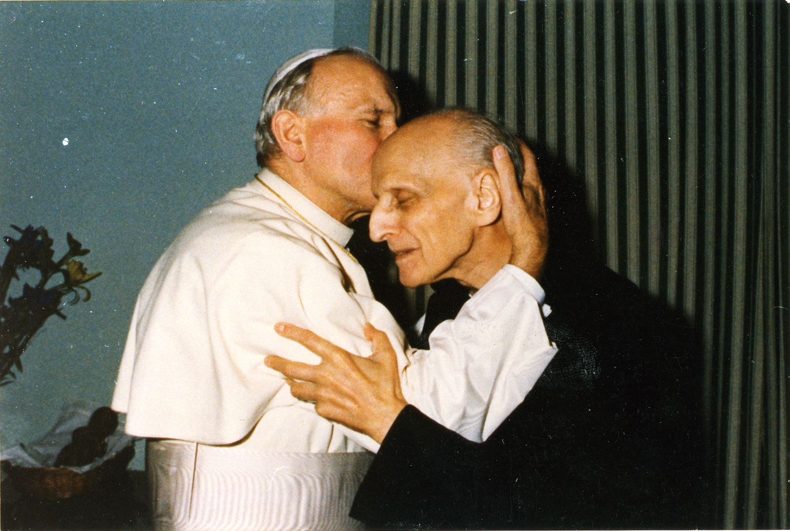 Impresionante abrazo de San Juan Pablo II y el padre Arrupe