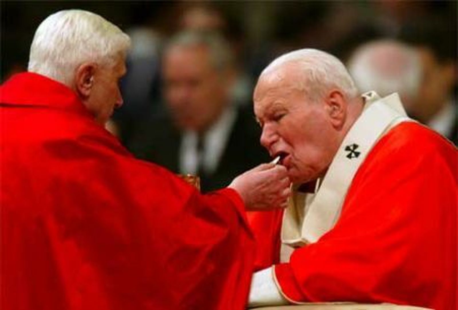 Ratzinger da la comunión a Juan Pablo II