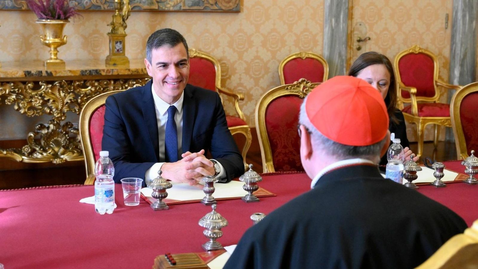 Pedro Sánchez durante su encuentro con Parolin en el Vaticano