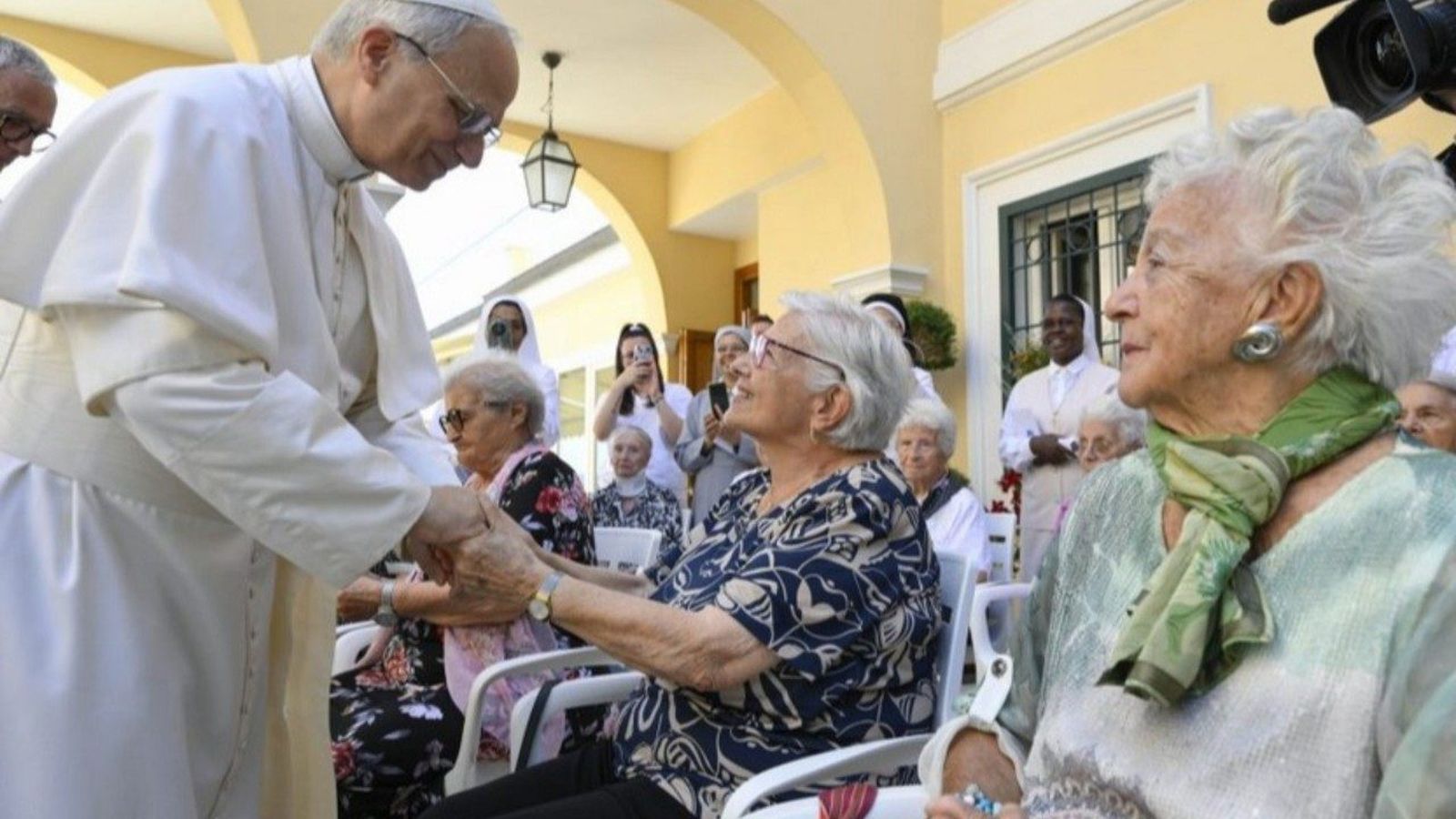 El Papa saluda a unas ancianas (foto de archivo)