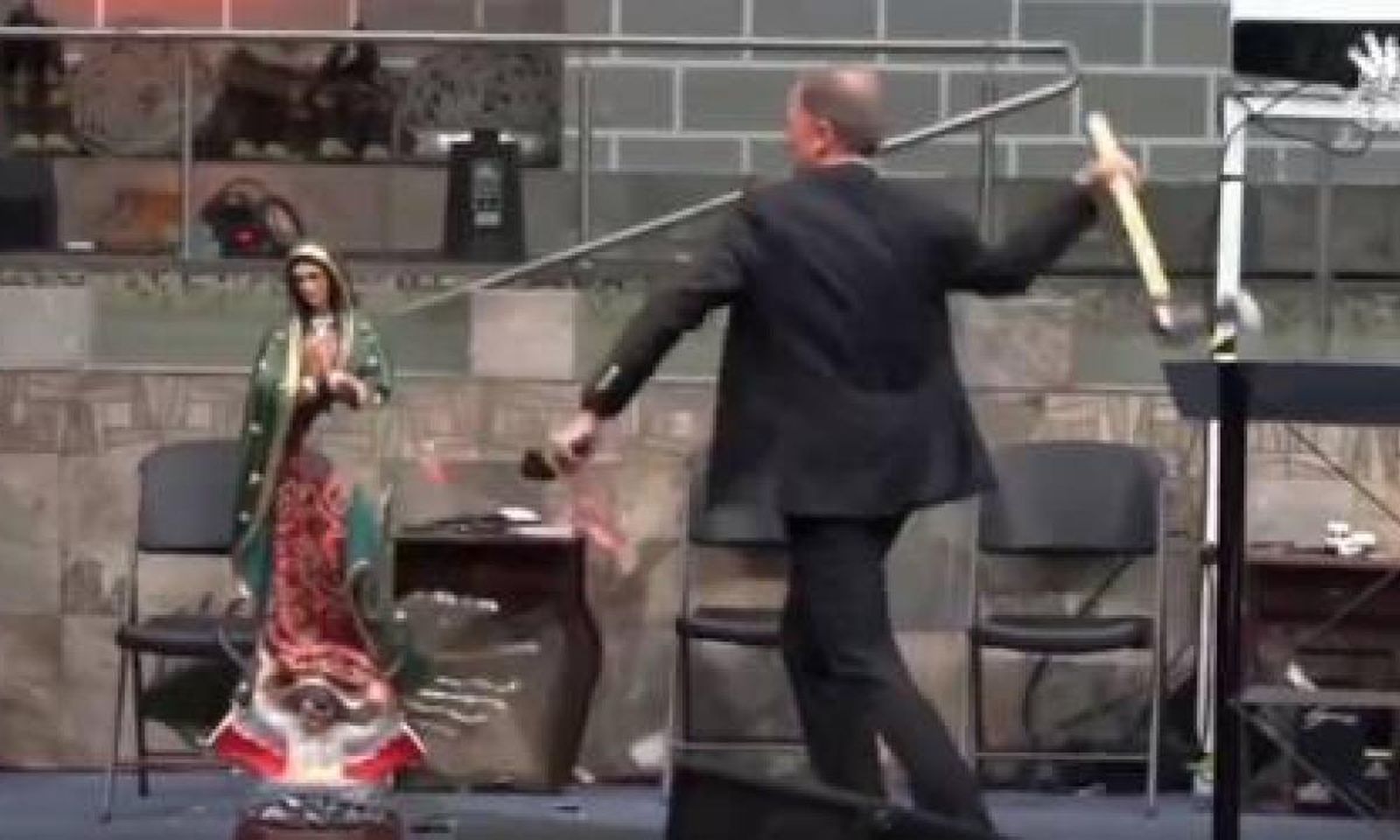Pastor destruye imagen de la Virgen de Guadalupe, católicos piden que el gobierno lo sancione