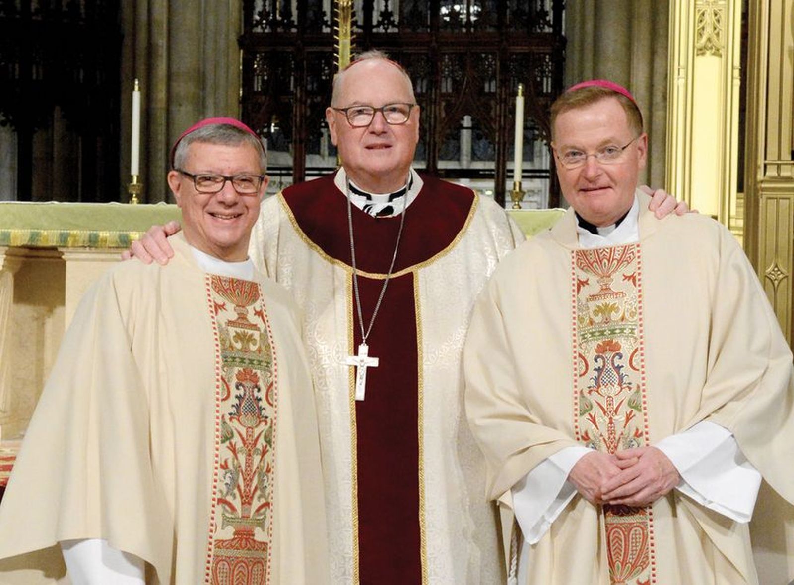 Gerardo J. Colacicco, a la izquierda, Dolan, y el obispo electo Edmund Whalen, a la derecha