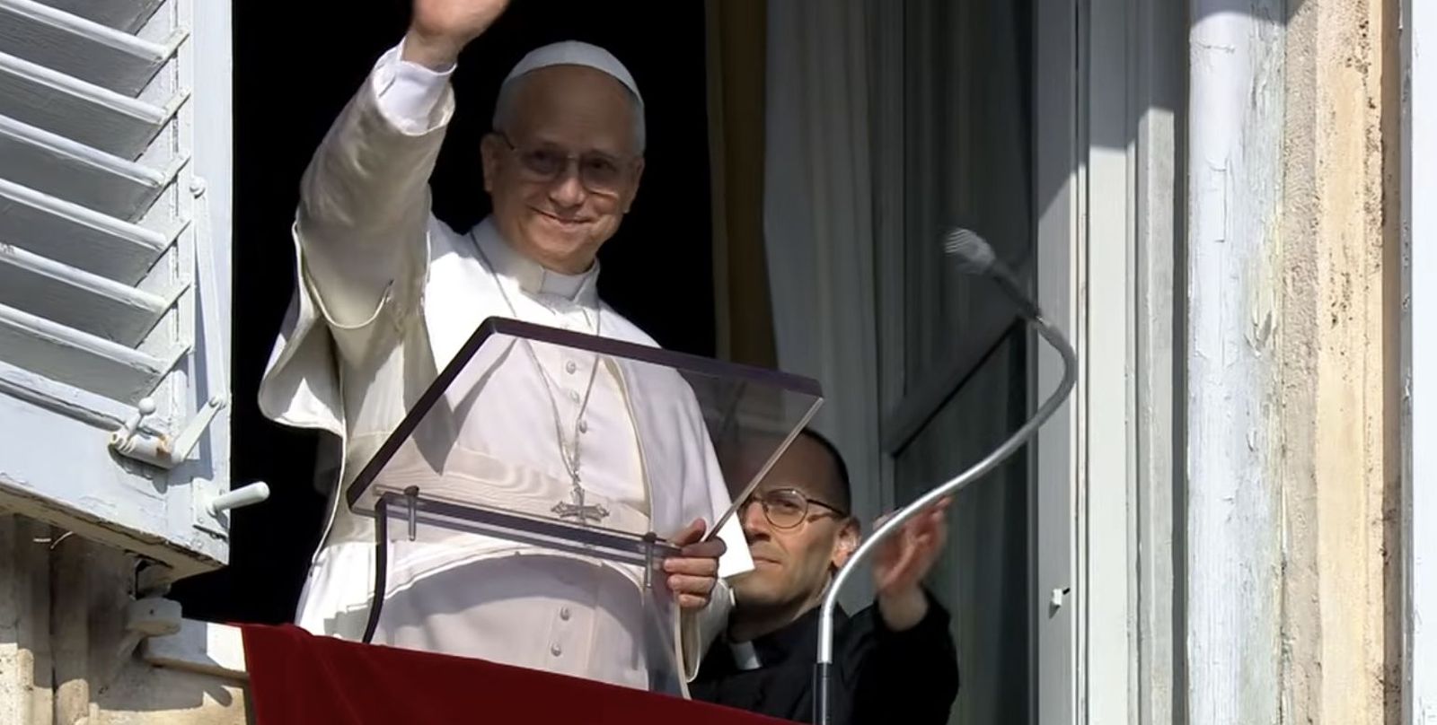 León XIV, durante el Angelus