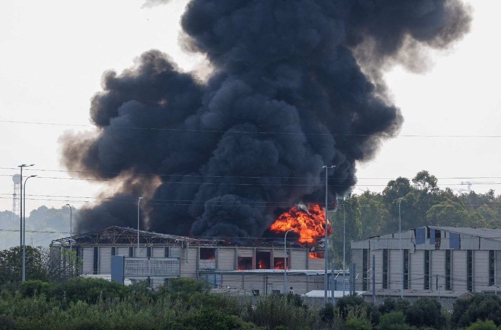 Un edificio de Tel Aviv afectado por el estallido de un misil iraní