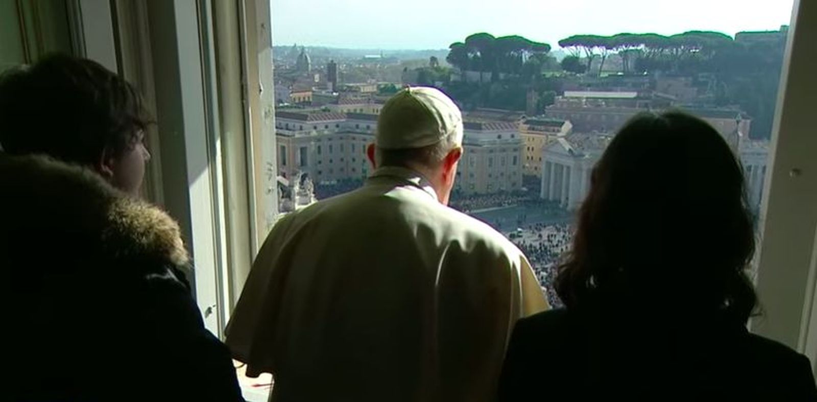 Francisco reza, junto a dos jóvenes, el Angelus