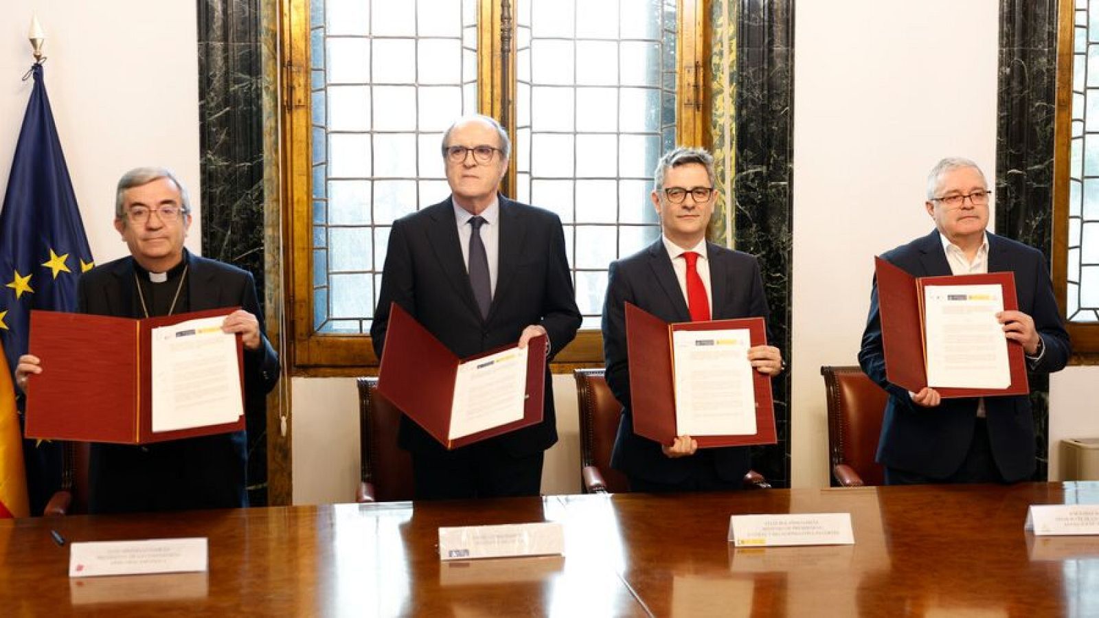 La Iglesia y el Gobierno firman el protocolo para indemnizar a las víctimas de pederastia, tras años de negociación