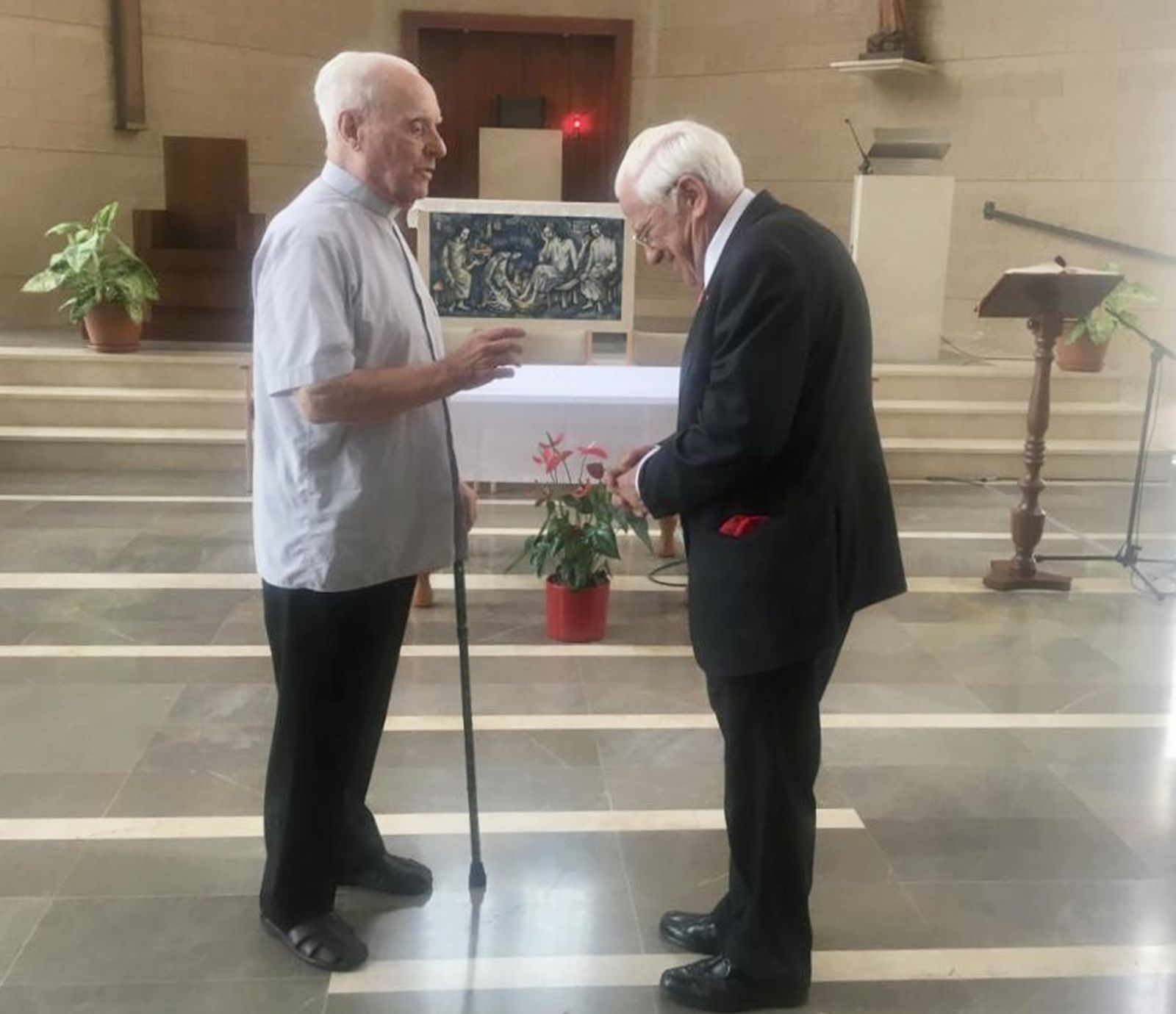 Buxarrais bendice al Padre Ángel